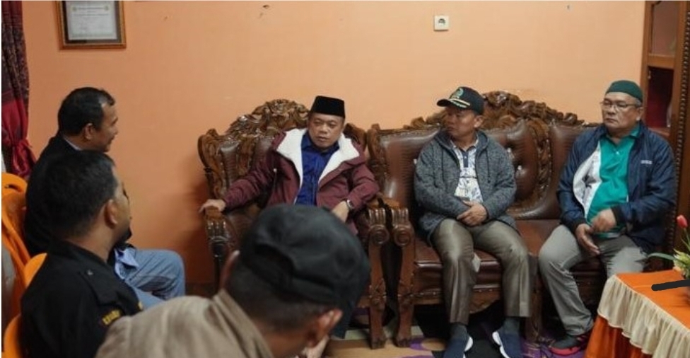 Gubernur Jambi Alharis tiba di Posko Penyelamatan di Kantor camat Batang Merangin kabupaten Kerinci